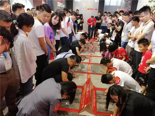 陶博会“最红”品牌，大角鹿吸引万名客商体验瓷砖革命性技术