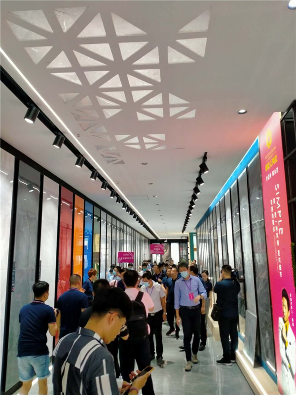 10000㎡展厅日均访客近4000人，这家内墙砖企业备受好评！