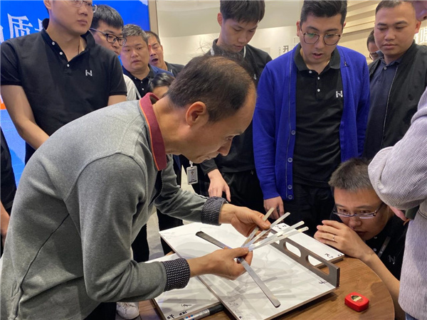 华鹏陶瓷开年第一课：构建差异化竞争体系，实现品牌突围