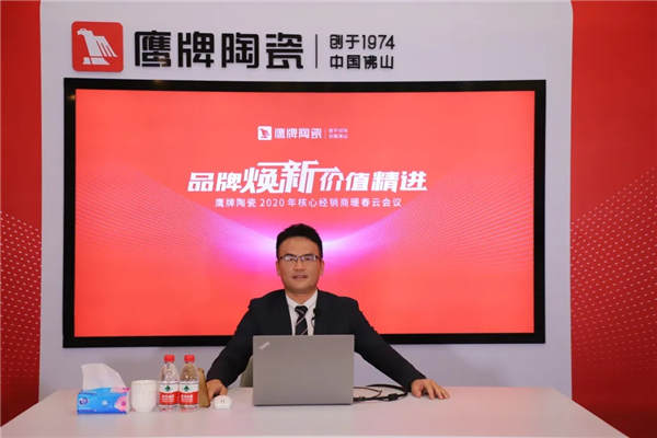 鹰牌陶瓷鲸MAX岩板海报亮相广州南站