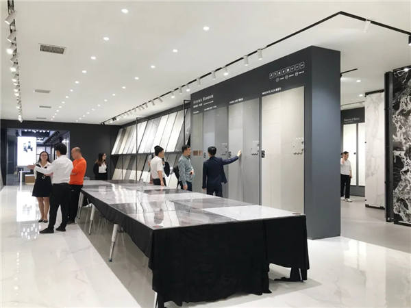 迭变中的加西亚质感砖,聚光灯下的炽热符号