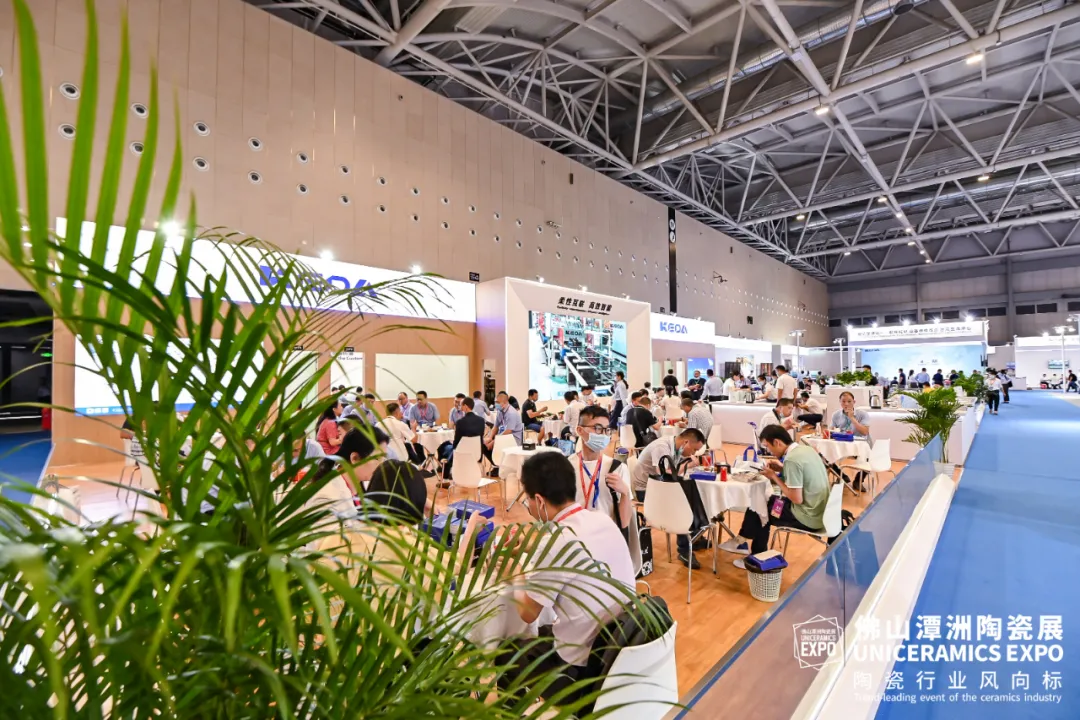 400+陶企云集，20+重磅活动，2021佛山潭洲陶瓷展开幕首日人气火爆！