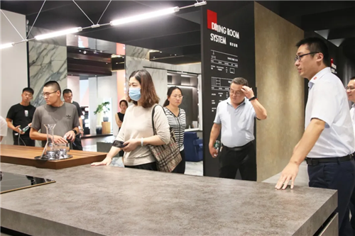 聊城隆兴置业项目领导莅临顺辉瓷砖·岩板考察参观