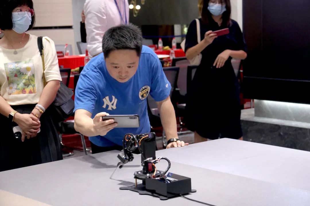 万众期待！宏宇2023旗舰级新品，素色-素奢进化论