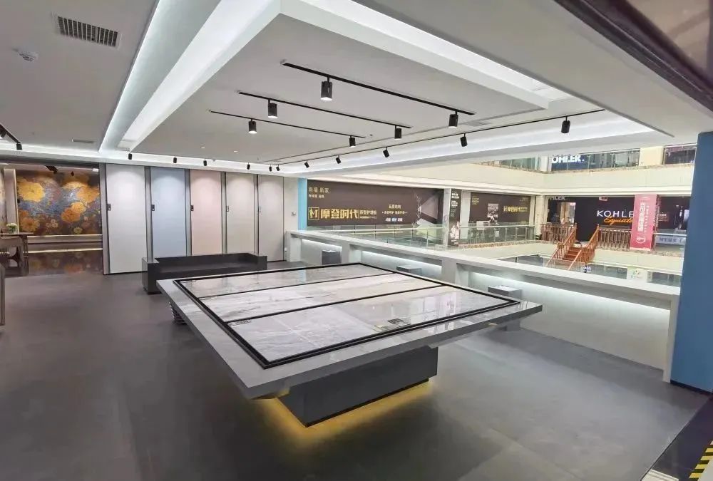一年连开两个店，他让三代人买瓷砖认准萨米特瓷砖