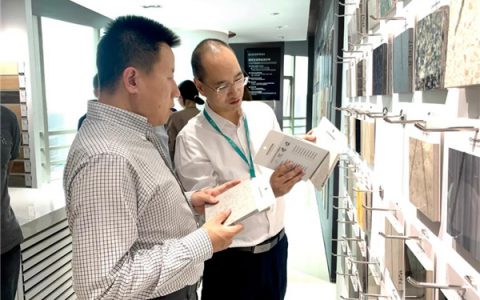 黑龙江省齐齐哈尔市依安县领导一行考察冠军磁砖华南营销中心