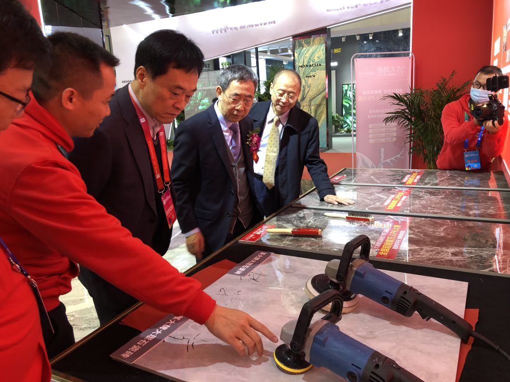 新国货品牌大角鹿瓷砖走进北京，中国国际展览中心尽是大角鹿红