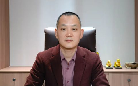 一年连开两个店，他让三代人买瓷砖认准萨米特瓷砖