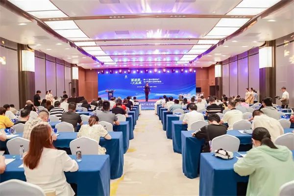重量级奖项出炉！欧朗格陶瓷实现“陶瓷一线品牌”三连冠