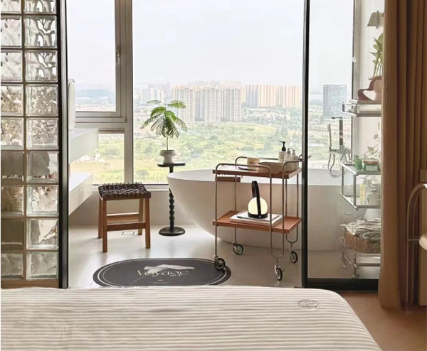 东鹏130m²的大平层江景房，浪漫与优雅并存